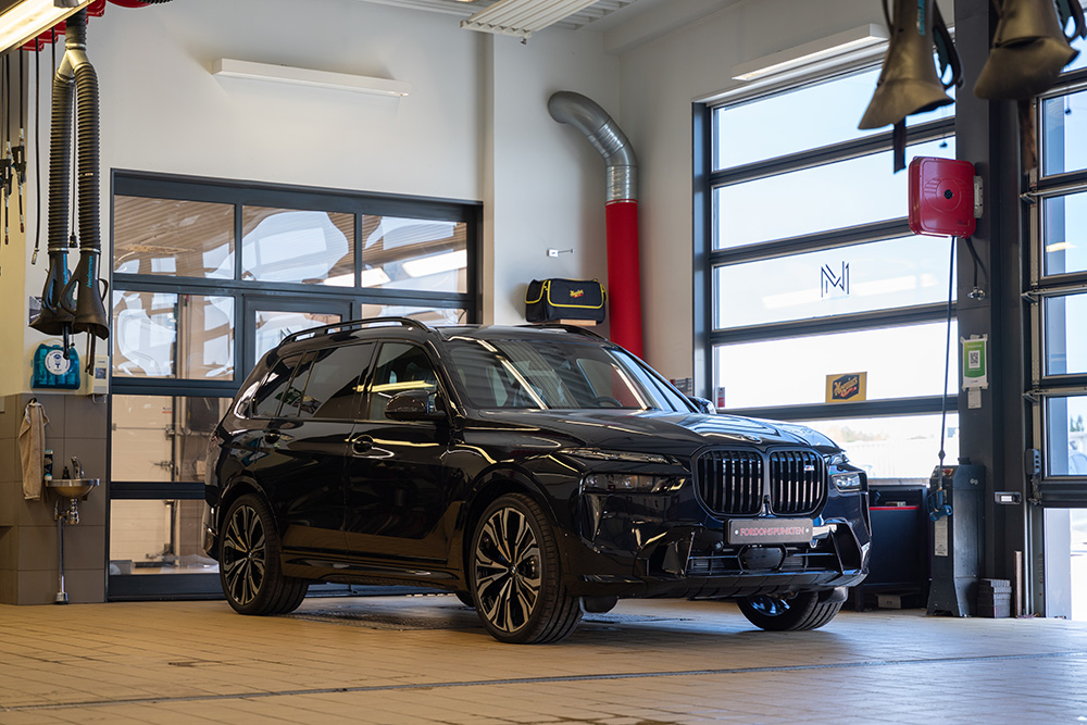 Bilmekaniker som arbetar på en bil